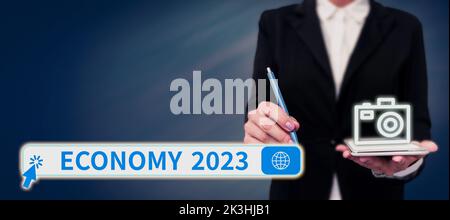 Handschrift Text Economy 2023. Wort für den Zustand des Reichtums und der Ressourcen eines Landes im kommenden Jahr Stockfoto