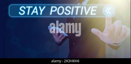 Schreiben, der Text zeigt, bleibt positiv. Geschäftsansatz Erwecken Sie positive Gedanken Sinnen Sie optimistisch und real Stockfoto