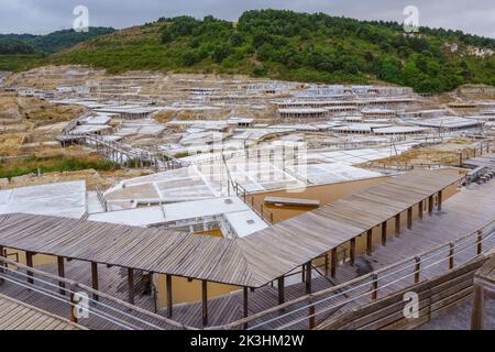 Salinas de Añana, Spanien. 5. August 2022. Malerischer Blick auf das malerische Salztal im spanischen Baskenland, Euskadi Stockfoto