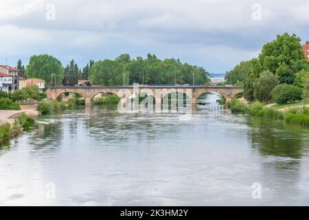 Panoramablick auf den Ebro-Fluss und die Französische Brücke in Miranda de Ebro, Burgos, Spanien Stockfoto