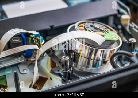 Rund drehbarer Videokopf aus Stahl zum Abspielen von Videokassetten. Nahaufnahme des VCR-Bandtransportmechanismus. Stockfoto