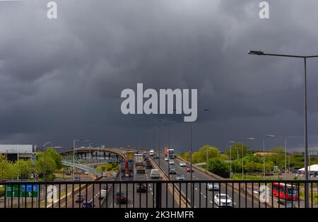 Brent Cross London Blick vom Überflug über die North Circular Road. Dunkler und launischer Himmel droht ein Sturm Stockfoto