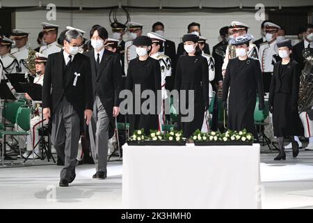 Tokio, Japan. 27. September 2022. Der japanische Kronprinz Akishino (2. l) und die Kronprinzessin Kiko (3. l) kommen zusammen mit anderen Familienmitgliedern an, um am 27. September 2022 am staatlichen Begräbnis des ehemaligen japanischen Premierministers Shinzo Abe im Nippon Budokan in Tokio teilzunehmen. (Bild: © POOL via ZUMA Press Wire) Stockfoto