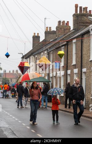 Schlechtes Wetter bei der Straßenparty in der Qwydir Street, die anlässlich des Platinum Jubilee der Königin stattfand. Stockfoto