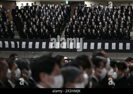 Tokio, Japan. 27. September 2022. Besucher nehmen am 27. September 2022 am Nippon Budokan in Tokio an der staatlichen Beerdigung des ehemaligen japanischen Premierministers Shinzo Abe Teil. (Bild: © POOL via ZUMA Press Wire) Stockfoto