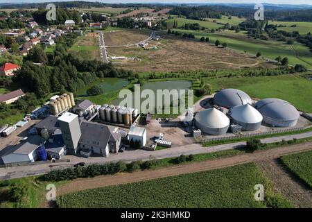 Biogasproduktion, Biogaskraftwerk, Bioenergie, Panorama-Landschaftsansicht der Biogasanlage und des Kraftwerks aus der Luft, europäische Energiekrise Stockfoto