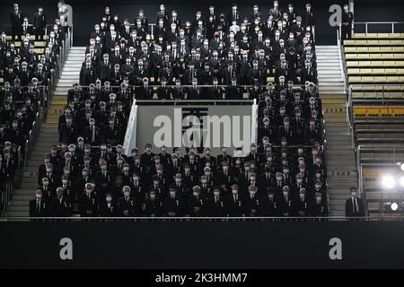 Tokio, Japan. 27. September 2022. Besucher nehmen am 27. September 2022 am Nippon Budokan in Tokio an der staatlichen Beerdigung des ehemaligen japanischen Premierministers Shinzo Abe Teil. (Bild: © POOL via ZUMA Press Wire) Stockfoto