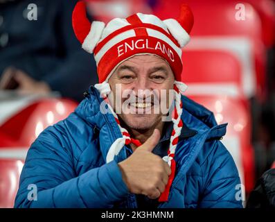 London, Großbritannien. 27. September 2022. Ein England-Unterstützer, der für das Nations League-Spiel zwischen England und Deutschland im Wembley Stadium, London, England am 26. September 2022 bereit ist. Foto von Phil Hutchinson. Nur zur redaktionellen Verwendung, Lizenz für kommerzielle Nutzung erforderlich. Keine Verwendung bei Wetten, Spielen oder Veröffentlichungen einzelner Clubs/Vereine/Spieler. Kredit: UK Sports Pics Ltd/Alamy Live Nachrichten Stockfoto