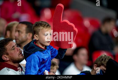 London, Großbritannien. 27. September 2022. Junge England-Anhänger sind bereit für das Nations League-Spiel zwischen England und Deutschland im Wembley Stadium, London, England am 26. September 2022. Foto von Phil Hutchinson. Nur zur redaktionellen Verwendung, Lizenz für kommerzielle Nutzung erforderlich. Keine Verwendung bei Wetten, Spielen oder Veröffentlichungen einzelner Clubs/Vereine/Spieler. Kredit: UK Sports Pics Ltd/Alamy Live Nachrichten Stockfoto