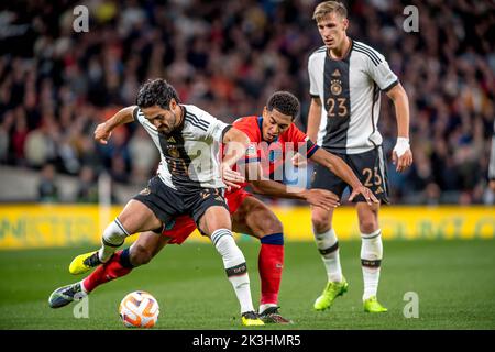 London, Großbritannien. 27. September 2022. Jude Bellingham aus England presst Ilkay Gundogan aus Deutschland während des Nations League-Spiels zwischen England und Deutschland im Wembley Stadium, London, England am 26. September 2022. Foto von Phil Hutchinson. Nur zur redaktionellen Verwendung, Lizenz für kommerzielle Nutzung erforderlich. Keine Verwendung bei Wetten, Spielen oder Veröffentlichungen einzelner Clubs/Vereine/Spieler. Kredit: UK Sports Pics Ltd/Alamy Live Nachrichten Stockfoto
