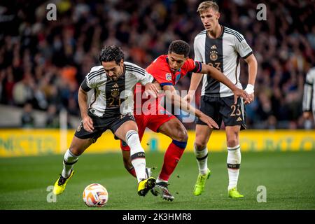 London, Großbritannien. 27. September 2022. Jude Bellingham aus England presst Ilkay Gundogan aus Deutschland während des Nations League-Spiels zwischen England und Deutschland im Wembley Stadium, London, England am 26. September 2022. Foto von Phil Hutchinson. Nur zur redaktionellen Verwendung, Lizenz für kommerzielle Nutzung erforderlich. Keine Verwendung bei Wetten, Spielen oder Veröffentlichungen einzelner Clubs/Vereine/Spieler. Kredit: UK Sports Pics Ltd/Alamy Live Nachrichten Stockfoto