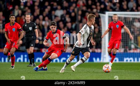 London, Großbritannien. 27. September 2022. Joshua Kimmich aus Deutschland mit dem Ball als Declan Rark aus England am 26. September 2022 während des Nations League-Spiels zwischen England und Deutschland im Wembley Stadium in London, England, schließt. Foto von Phil Hutchinson. Nur zur redaktionellen Verwendung, Lizenz für kommerzielle Nutzung erforderlich. Keine Verwendung bei Wetten, Spielen oder Veröffentlichungen einzelner Clubs/Vereine/Spieler. Kredit: UK Sports Pics Ltd/Alamy Live Nachrichten Stockfoto
