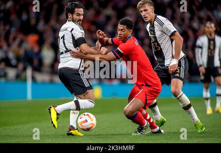 London, Großbritannien. 27. September 2022. Jude Bellingham aus England stellt sich am 26. September 2022 im Wembley Stadium, London, England, beim Nations League-Spiel zwischen England und Deutschland gegen Ilkay Gundogan aus Deutschland. Foto von Phil Hutchinson. Nur zur redaktionellen Verwendung, Lizenz für kommerzielle Nutzung erforderlich. Keine Verwendung bei Wetten, Spielen oder Veröffentlichungen einzelner Clubs/Vereine/Spieler. Kredit: UK Sports Pics Ltd/Alamy Live Nachrichten Stockfoto