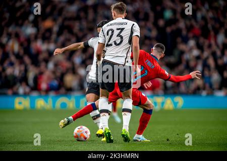 London, Großbritannien. 27. September 2022. Phil Foden aus England zieht den Ball zwischen Nico Schlotterbeck und Ilkay Gundogan aus Deutschland während des Nations League-Spiels zwischen England und Deutschland im Wembley Stadium, London, England am 26. September 2022. Foto von Phil Hutchinson. Nur zur redaktionellen Verwendung, Lizenz für kommerzielle Nutzung erforderlich. Keine Verwendung bei Wetten, Spielen oder Veröffentlichungen einzelner Clubs/Vereine/Spieler. Kredit: UK Sports Pics Ltd/Alamy Live Nachrichten Stockfoto