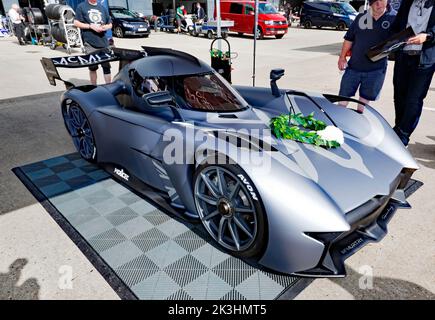 Blick auf das McMurtry Spéirling Electric Fan Car, den absoluten Rekordhalter beim Goodwood Festival of Speed, der beim Silverstone Classic zu sehen ist Stockfoto