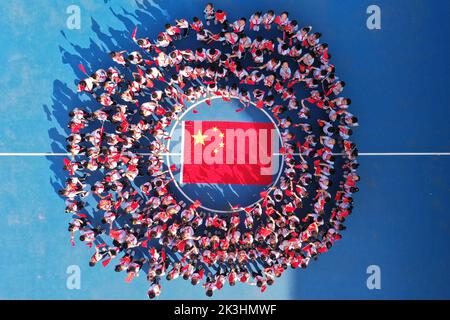 QINGZHOU, CHINA - 27. SEPTEMBER 2022 - ein Luftfoto zeigt Grundschüler, die an der Aktion „mit der Nationalflagge fotografieren“ teilnehmen Stockfoto