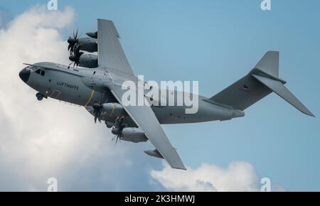Deutscher Airbus A400M demonstriert Manövrierfähigkeit Stockfoto