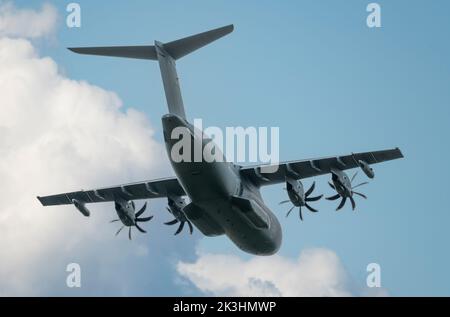 Deutscher Airbus A400M demonstriert Manövrierfähigkeit Stockfoto