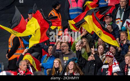 London, Großbritannien. 27. September 2022. Die deutschen Fans feiern Ilkay Gundogans Ziel für Deutschland in der zweiten Hälfte des Nations League-Spiels zwischen England und Deutschland am 26. September 2022 im Wembley-Stadion, London, England. Foto von Phil Hutchinson. Nur zur redaktionellen Verwendung, Lizenz für kommerzielle Nutzung erforderlich. Keine Verwendung bei Wetten, Spielen oder Veröffentlichungen einzelner Clubs/Vereine/Spieler. Kredit: UK Sports Pics Ltd/Alamy Live Nachrichten Stockfoto