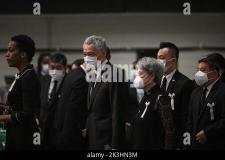 Tokio, Japan. 27. September 2022. Singapurs Premierminister Lee Hsien Loong (Mitte L) und seine Frau Ho Ching (Mitte R) kommen am 27. September 2022 zur staatlichen Beerdigung des ehemaligen japanischen Premierministers Shinzo Abe im Nippon Budokan in Tokio an. (Bild: © POOL via ZUMA Press Wire) Stockfoto