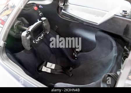 Blick auf das Cockpit, auf das McMurtry Spéirling Electric Fan Car, ausgestellt auf der Silverstone Classic 2022 Stockfoto