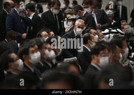 Tokio, Japan. 27. September 2022. DER US-Botschafter in Japan, Rahm Emanuel (C), nimmt seinen Platz ein, als er am 27. September 2022 zur staatlichen Beerdigung des ehemaligen japanischen Premierministers Shinzo Abe im Nippon Budokan in Tokio eintrifft. (Bild: © POOL via ZUMA Press Wire) Stockfoto