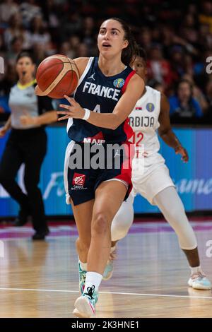 Sydney, Australien. 27. September 2022. Marine Fauthoux (4 Frankreich) übergibt den Ball während des FIBA Womens World Cup 2022-Spiels zwischen Serbien und Frankreich im Sydney Superdome in Sydney, Australien. (Foto: NOE Llamas/Sports Press Photo/C - EINE STUNDE DEADLINE - NUR FTP AKTIVIEREN, WENN BILDER WENIGER ALS EINE STUNDE ALT sind - Alamy) Quelle: SPP Sport Press Photo. /Alamy Live News Stockfoto