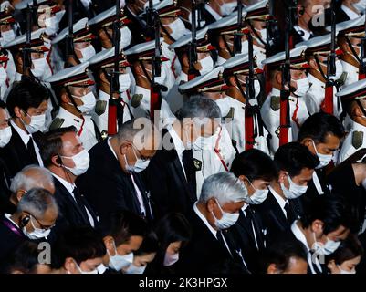 Tokio, Japan. 27. September 2022. Singapurs Premierminister Lee Hsien Loong nimmt am 27. September 2022 an der staatlichen Beerdigung des ehemaligen Premierministers Shinzo Abe in der Nippon Budokan Hall in Tokio, Japan, Teil. (Bild: © POOL via ZUMA Press Wire) Stockfoto