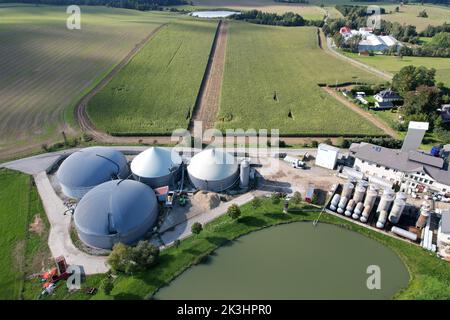 Biogasproduktion, Biogaskraftwerk, Bioenergie, Panorama-Landschaftsansicht der Biogasanlage und des Kraftwerks aus der Luft, europäische Energiekrise Stockfoto