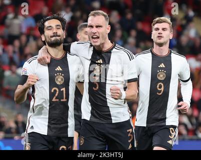 LONDON ENGLAND - SEPTEMBER 26 :Ilkay Gundogan (Manchester City) feiert sein Tor mit David Raum aus Deutschland während der UEFA Nations League - Stockfoto