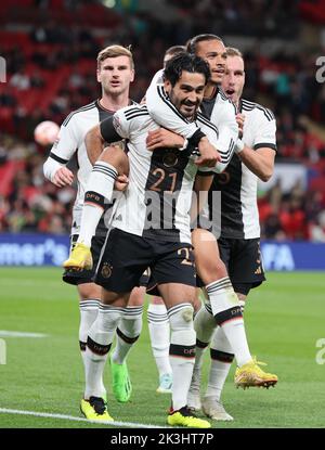 LONDON ENGLAND - SEPTEMBER 26 :der deutsche Ilkay Gundogan (Manchester City) feiert sein Tor mit dem deutschen David Raum und Leroy Sane (Bayern Munic Stockfoto