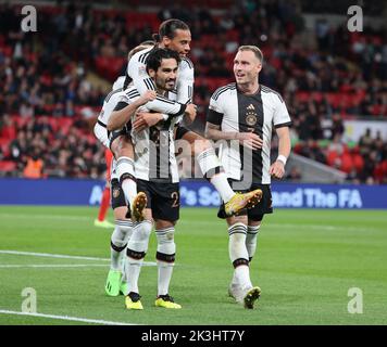 LONDON ENGLAND - SEPTEMBER 26 :der deutsche Ilkay Gundogan (Manchester City) feiert sein Tor mit dem deutschen David Raum und Leroy Sane (Bayern Munic Stockfoto