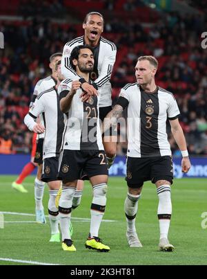 LONDON ENGLAND - SEPTEMBER 26 :der deutsche Ilkay Gundogan (Manchester City) feiert sein Tor mit dem deutschen David Raum und Leroy Sane (Bayern Munic Stockfoto