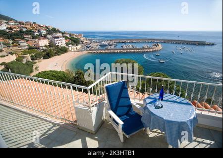 Terrasse mit Blick aufs Meer, Wohnungen Ginestra, Cala Gonone, Dorgali, Provincia di Nuoro, Sardinien, Italien Stockfoto