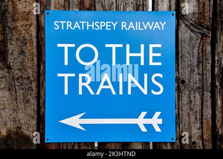 STRATHSPEY DAMPFEISENBAHN AVIEMORE SCHOTTLAND BLAUES SCHILD ZU DEN ZÜGEN Stockfoto