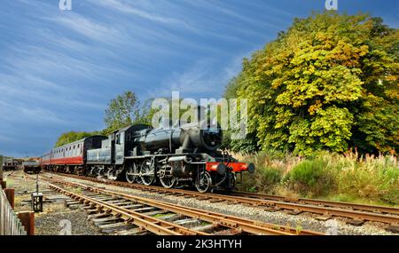 STRATHSPEY DAMPFEISENBAHN AVIEMORE SCOTLAND DER ZUG NÄHERT SICH IM SPÄTSOMMER DER BROOMHILL STATION Stockfoto