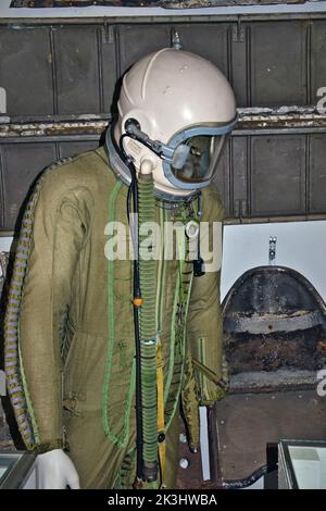 Alte russische Jet-Flugzeug Pilot Helm und Anzug Stockfoto