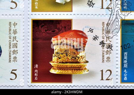 REPUBLIK CHINA (TAIWAN) - UM 2013:Eine in Taiwan gedruckte Marke zeigt klassische Artefakte aus dem nationalen Palastmuseum - fleischförmiger Stein, Qing Dy Stockfoto
