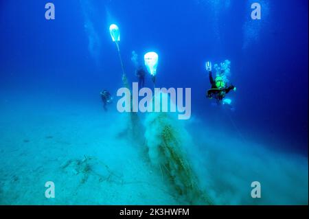 Aufreinigung von ausrangierten Netzen aus dem Meeresgrund, Meeresschutzgebiet Bozburun, Marmaris Türkei. Stockfoto