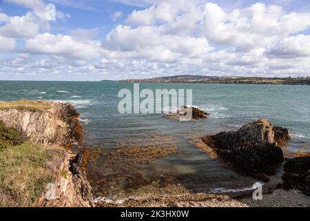 Klippen in Bull Bay an der Küste von Anglesey, Nordwales Stockfoto