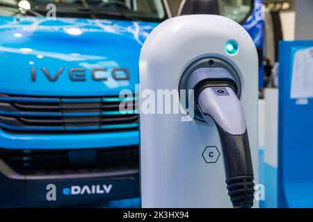 Shell NewMotion Elektrofahrzeug-Ladepunkt vor dem neuen Transporter Iveco eDaily EV, der auf der IAA Transportation Motor in Hannover vorgestellt wurde Stockfoto