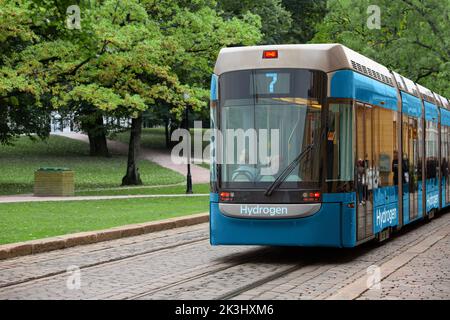 Konzept der Wasserstoff-Brennstoffzellen-Straßenbahn auf einer Stadtstraße Stockfoto