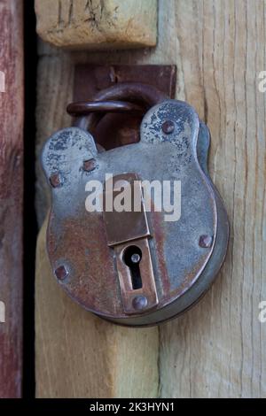 Antikes Vorhängeschloss Auf Holztür Stockfoto