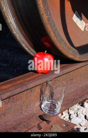 Eine humorvolle Theorie zur Herstellung von Apfelsaft. Stockfoto