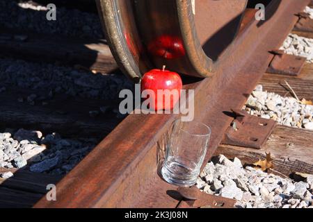 Eine humorvolle Theorie zur Herstellung von Apfelsaft. Stockfoto