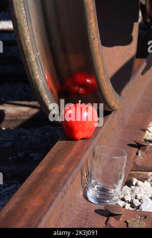 Eine humorvolle Theorie zur Herstellung von Apfelsaft. Stockfoto