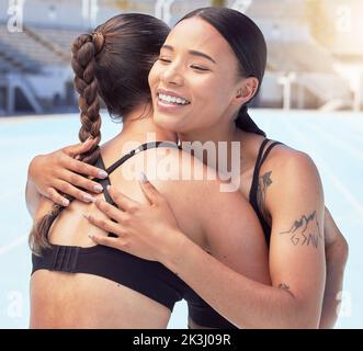 Sport, Fitness oder Athletin Frau umarmen für Unterstützung, Liebe und Motivation oder Glückwünsche in der Outdoor-Arena oder Stadion zu gewinnen. Glückliche junge Vielfalt Stockfoto