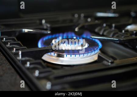 Gasenergiekrise. Blaue Flamme auf einem Gasring des Herdes. Stockfoto