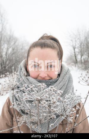 Porträt einer dreißig Jahre alten Frau ohne Make-up und Retusche. Natürliche Schönheit der weißen kaukasischen Mädchen im mittleren Alter. Winterland als Hintergrund. Stockfoto