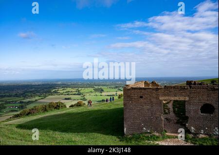 Brighton UK 27. September 2022 - Wanderer genießen einen sonnigen, aber kühlen Herbstmorgen entlang des South Downs Way am Devils Dyke nördlich von Brighton. : Credit Simon Dack / Alamy Live News Stockfoto